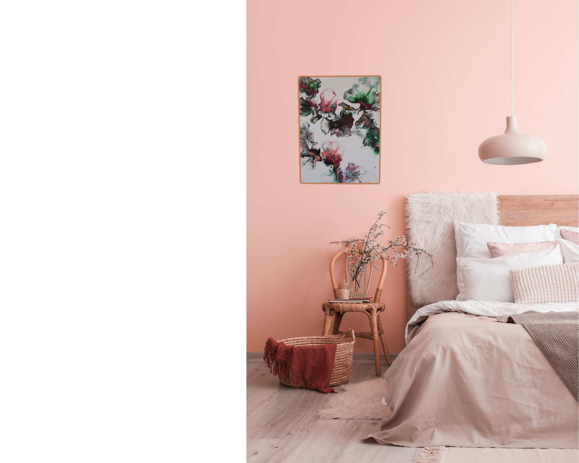 Chambre à coucher élégante avec des murs roses, un tableau floral, un cadre en bois, un lit avec des oreillers blancs et une couverture beige, une chaise en bois avec des fleurs et un panier décoratif.