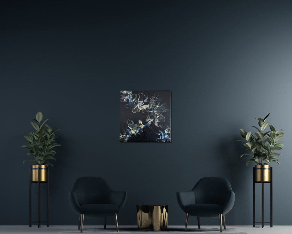 Mise en situation de la peinture Metallic Blues sur un mur bleu foncé dans un intérieur contemporain