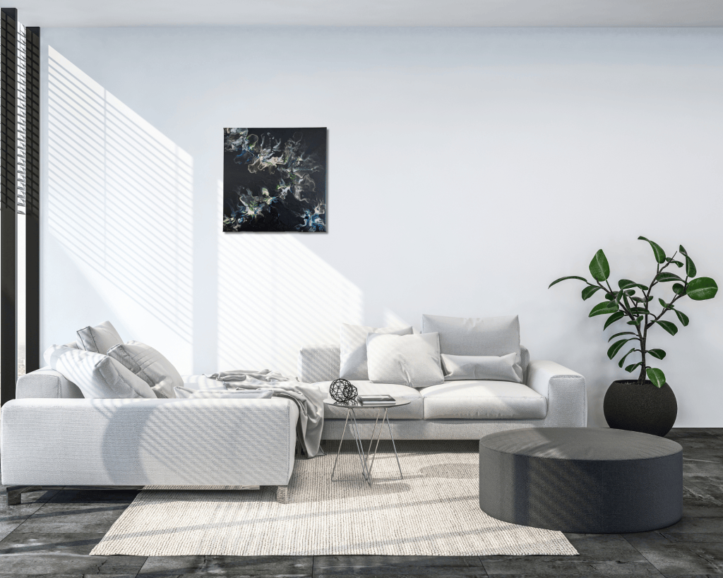 Mise en situation du tableau abstrait Metallic Blues dans un salon contemporain lumineux